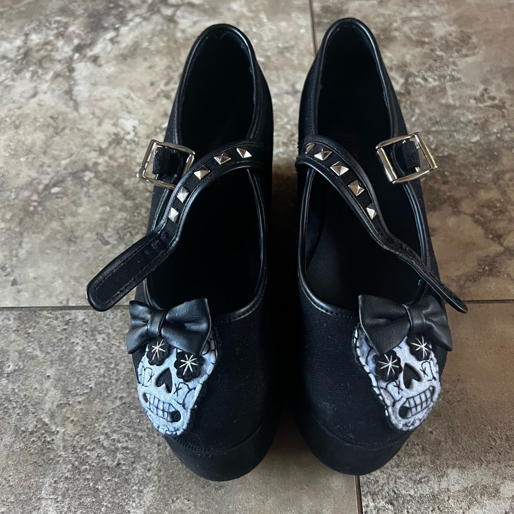 Platform Mary Jane Demonias with skull embroidery and jewels!